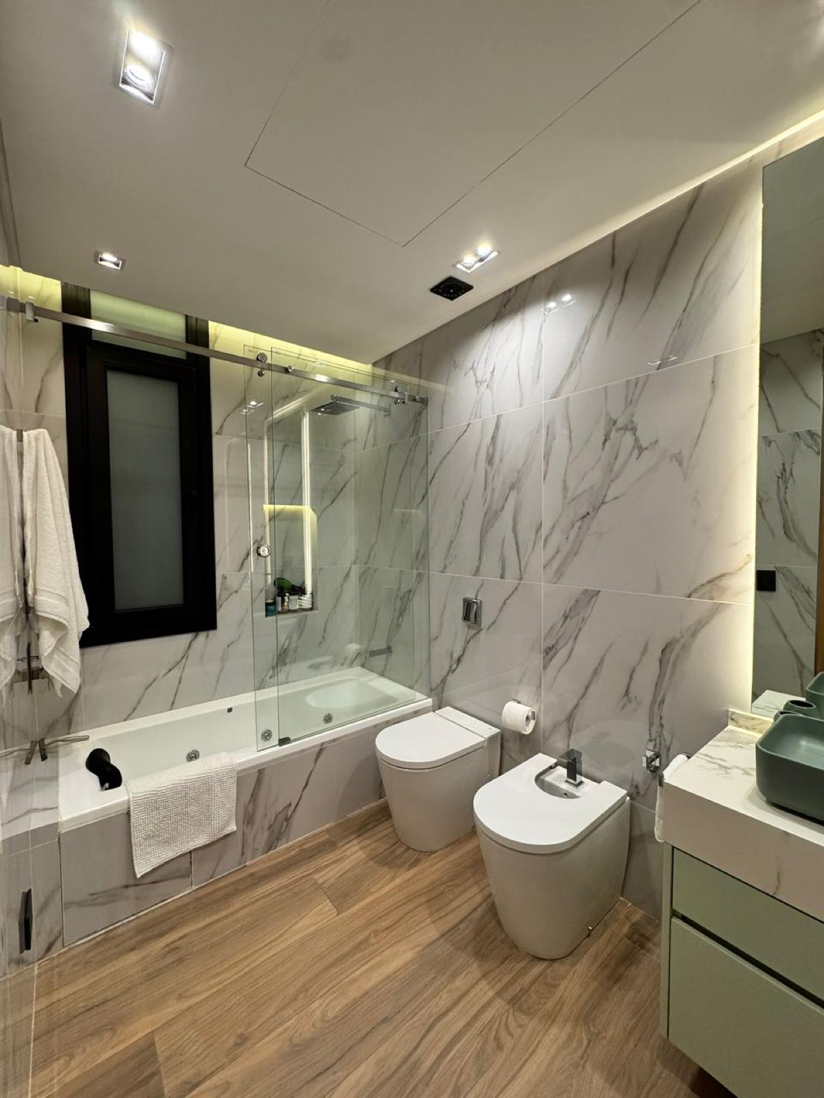 Baño con revestimiento símil mármol