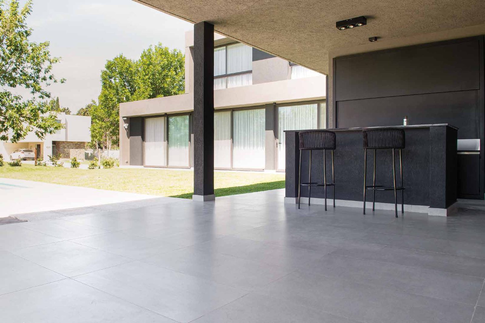 Living integrado con piso de porcelanato Ilva Soho símil cemento