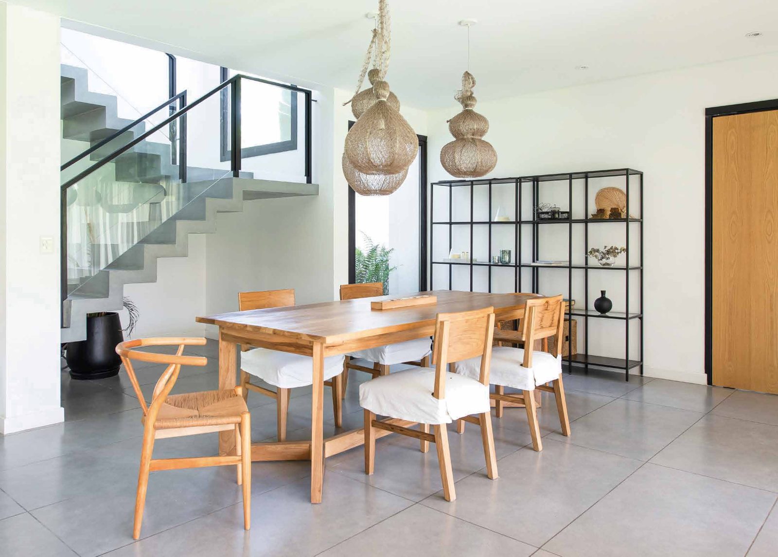 Comedor con piso Ilva Tribeca Concrete