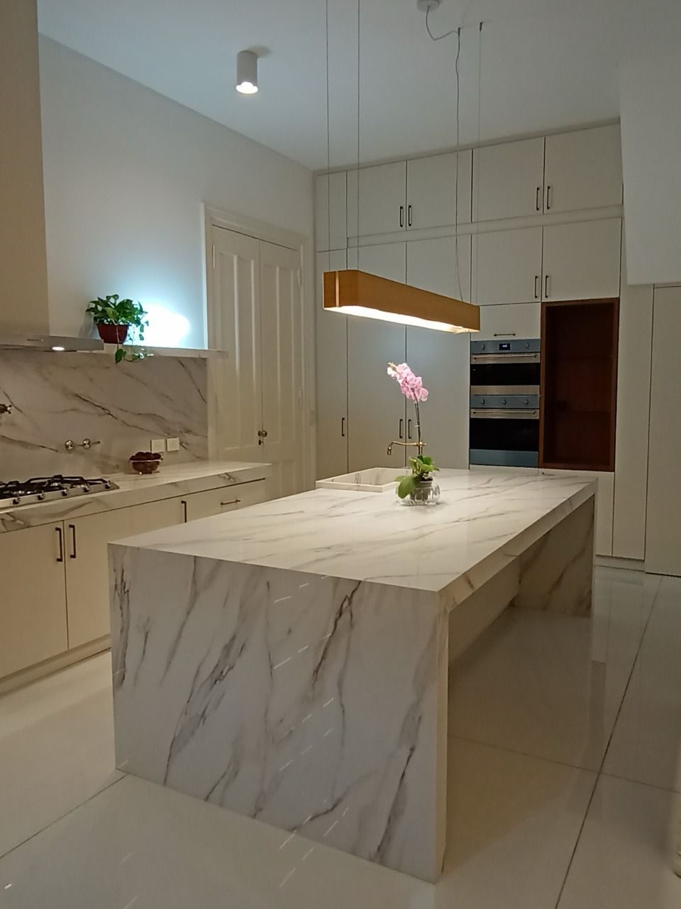 Cocina con isla en lámina SPL Calacata White