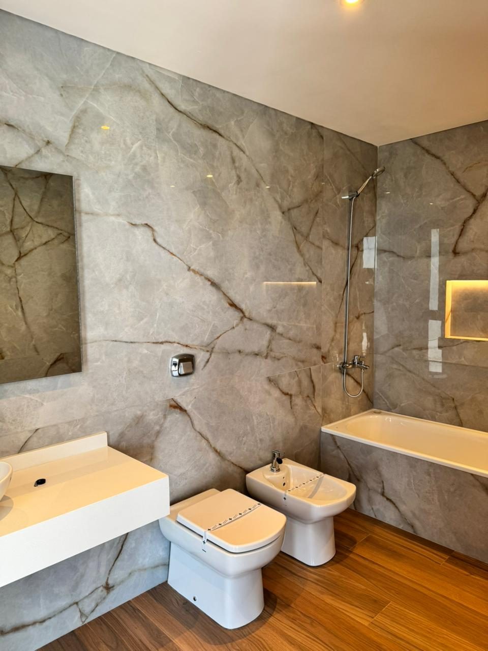 Baño revestido en lámina SPL Cuarzo Reno