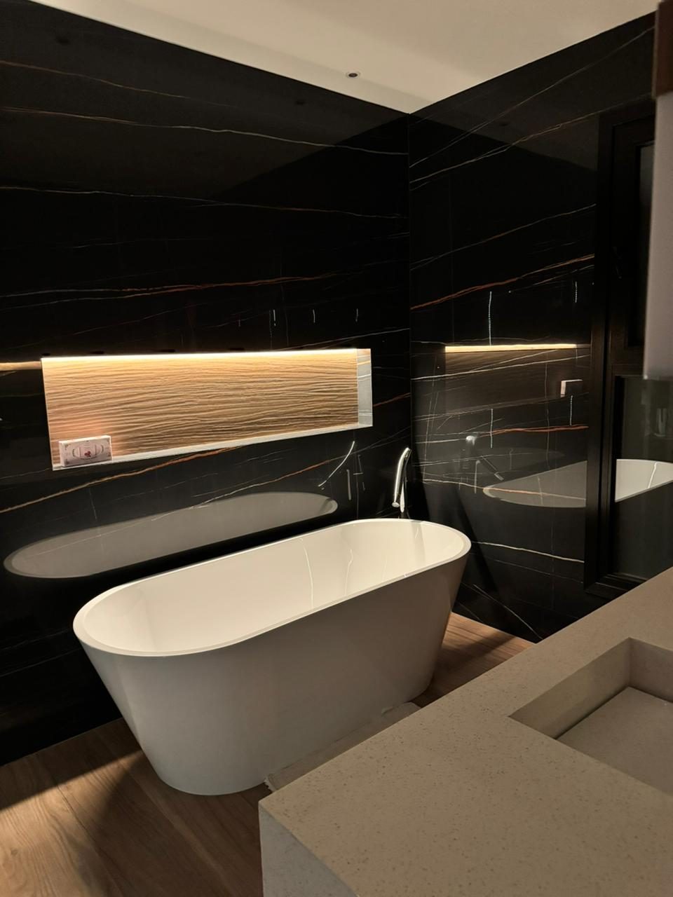 Baño en lámina SPL Laurent símil mármol oscuro