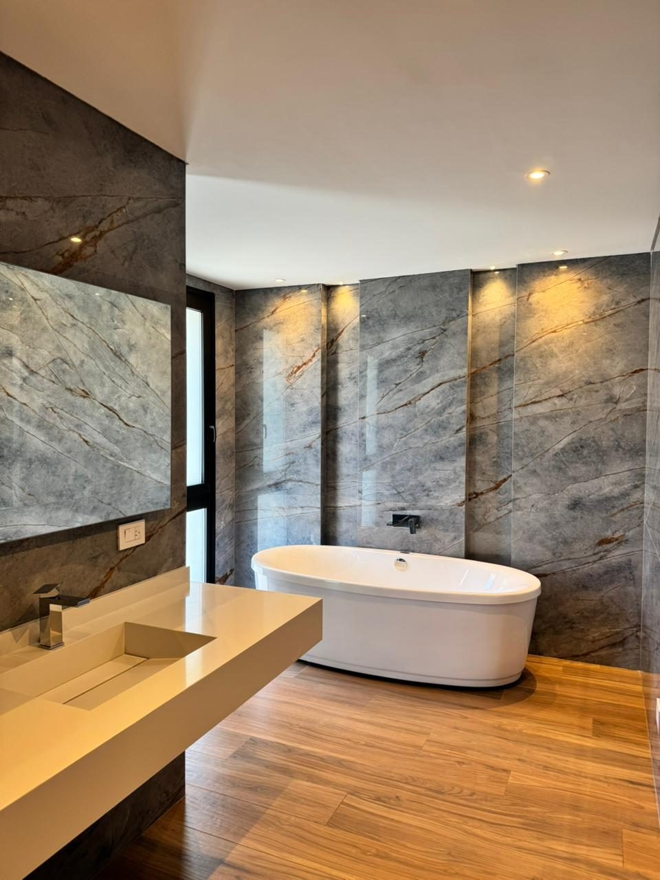 Baño revestido en lámina SPL Monet símil mármol