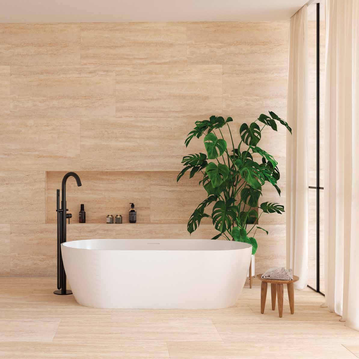 Baño revestido en porcelanato Ilva Travertino Beige con bañera exenta