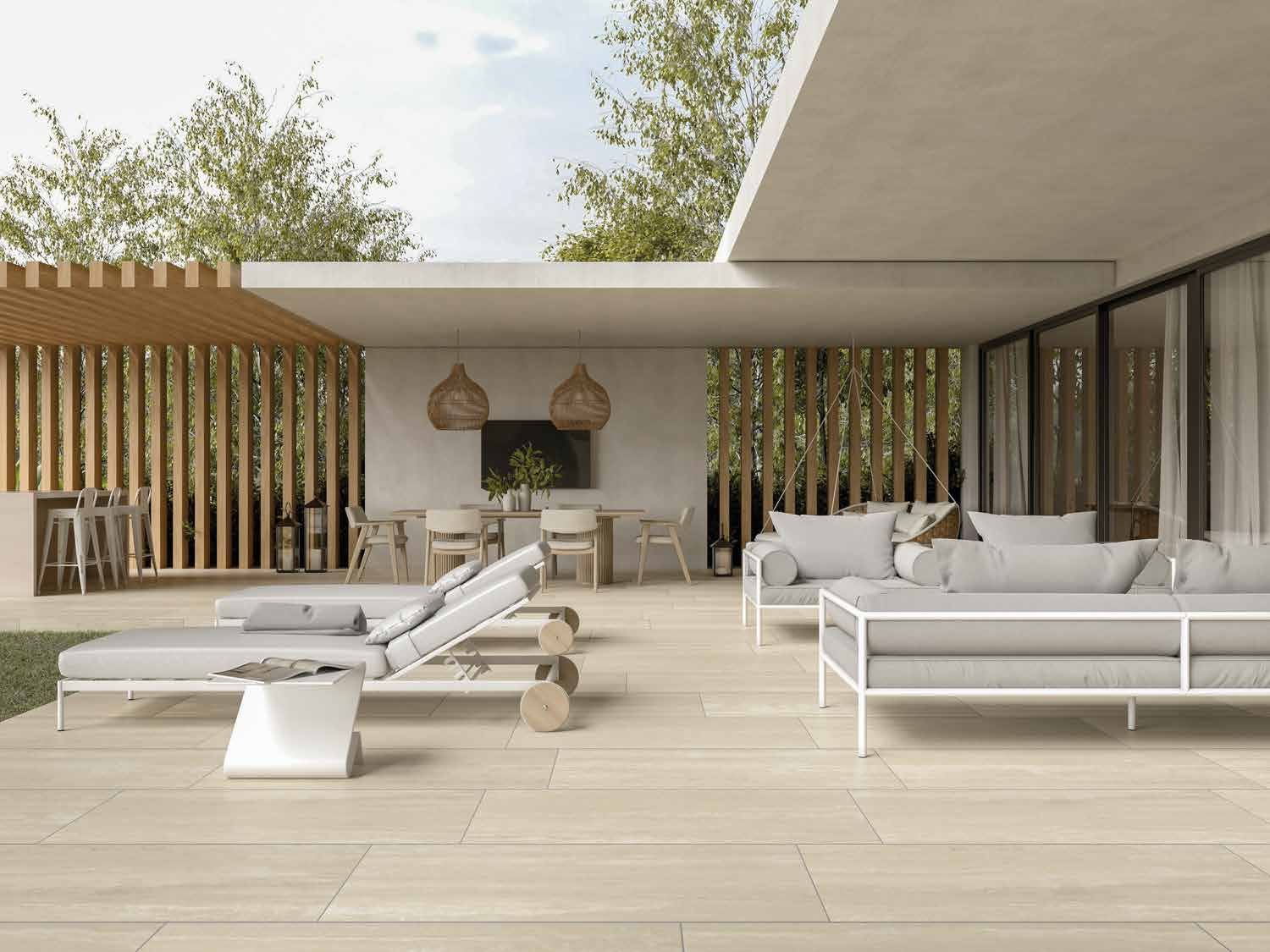 Patio con piso Ilva Travertino Beige Out