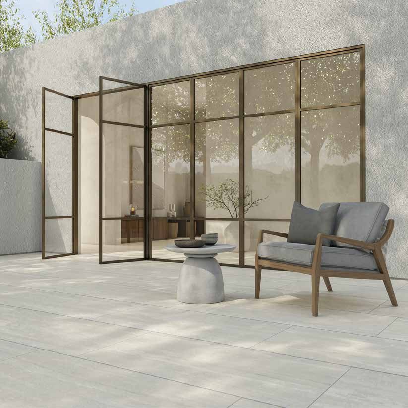 Exterior con piso Ilva Travertino Grey Out